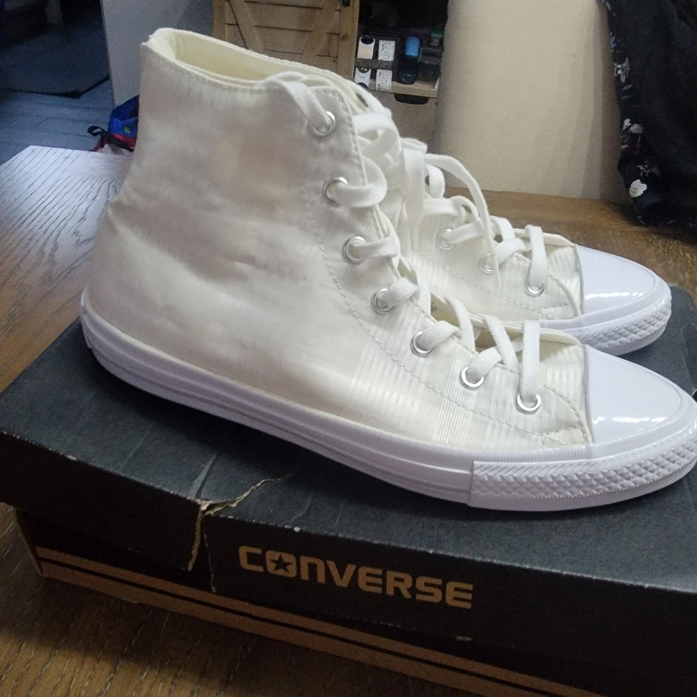 Converse Chuck Taylor's Allstars High sneaker.New in box, 8 women.Color: white - Picture 3 of 11
